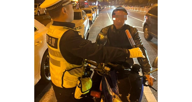 我市上月查处酒醉驾479起，交警提醒驾驶员牢记“喝酒不开车，开车不喝酒”