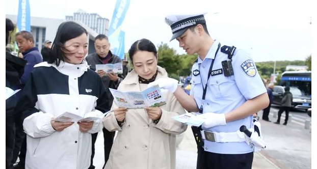 荆门交警“七进”走基层 交通安全理念入民心