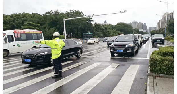 暴雨倾城 警灯不灭——荆门交警全链条守护城市出行安全